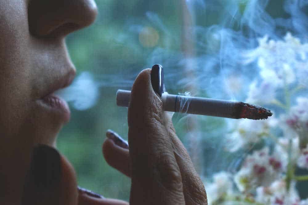 Mit dem Luftreiniger Zigarettenrauch filtern