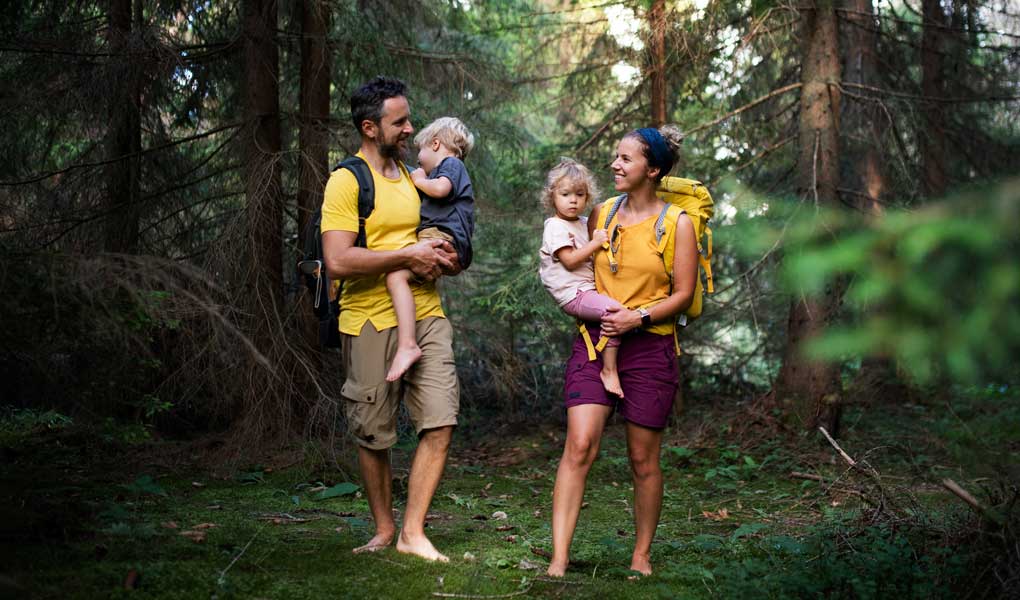 Familie mit zwei Kindern beim Waldbaden