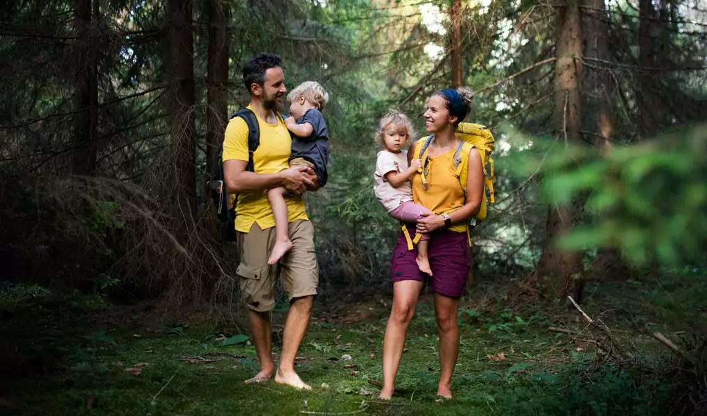 Waldbaden - Warum ist Waldluft so gesund? Familie mit zwei Kindern beim Waldbaden