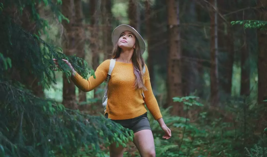 Waldbaden - Warum ist Waldluft so gesund? Frau beim Waldbaden